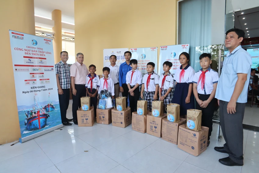 trao-qua-kien-giang-36-19.jpg