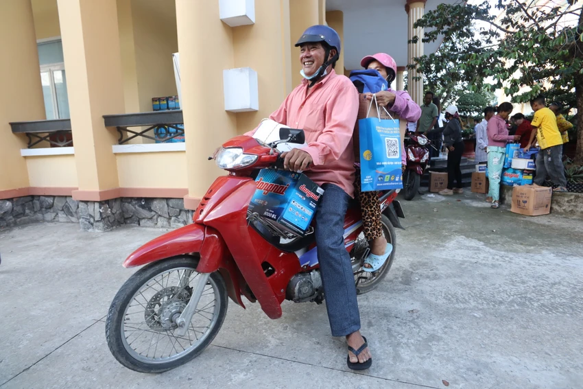 trao-qua-kien-giang-36-37.jpg