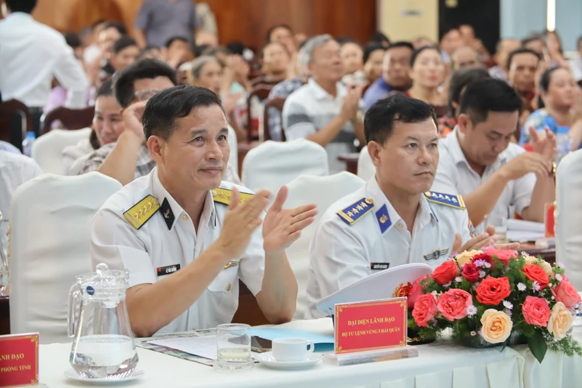 trao-qua-kien-giang-hai-quan.jpg