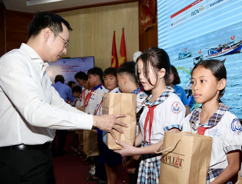 trao-qua-kien-giang-Nhan-1jpg.jpg