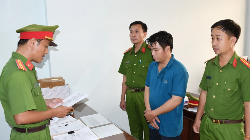 dang-kiem-vien-gia-mao-trong-cong-tac.jpg