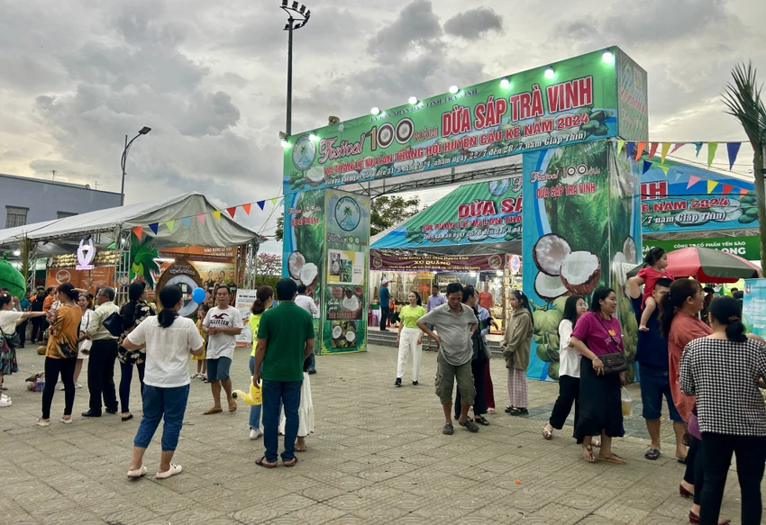 Festival 100 năm Dừa sáp Trà Vinh.