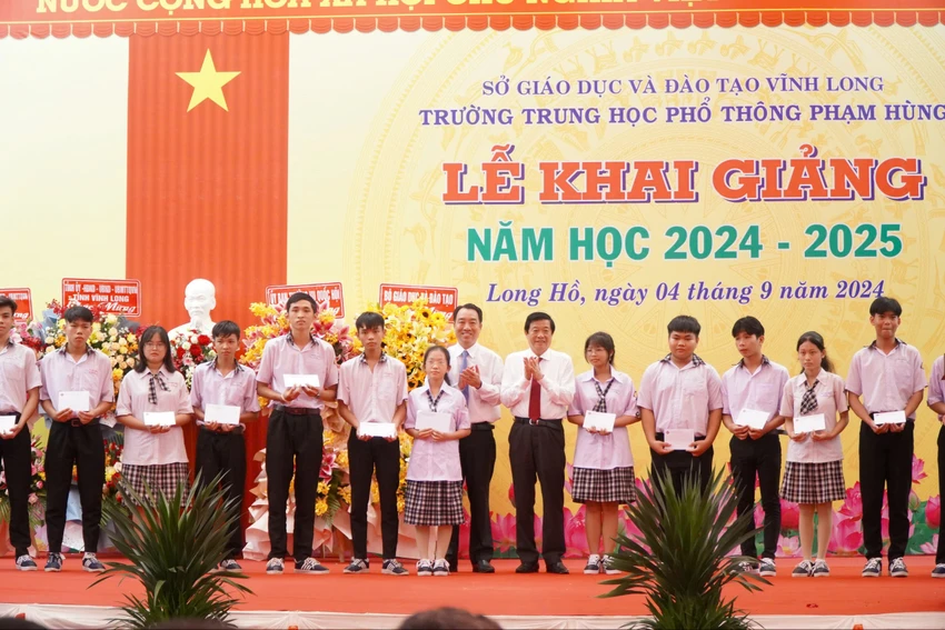 chu-tich-quoc-hoi-khai-giang-2.jpg