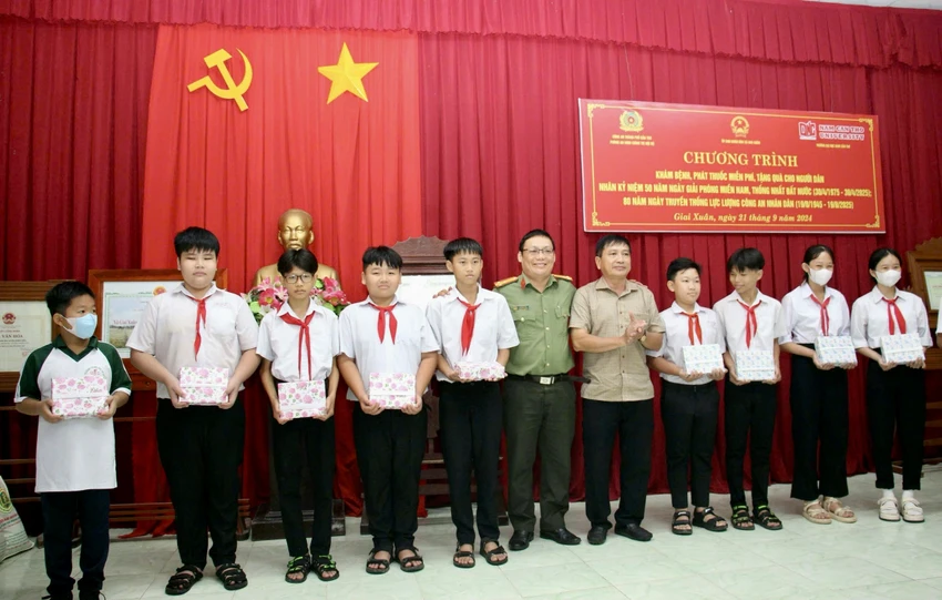 công an tp cần thơ tổ chức khám bệnh.jpg