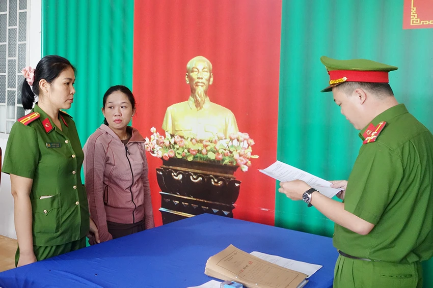 Nữ nhân viên của hàng trang trí nội thất