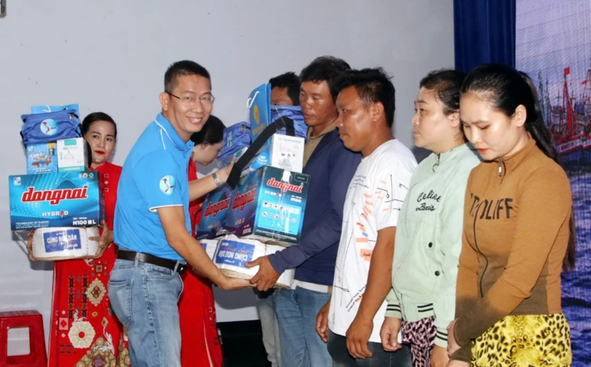 den-tren-bien-tinh-ca-mau-12.jpg