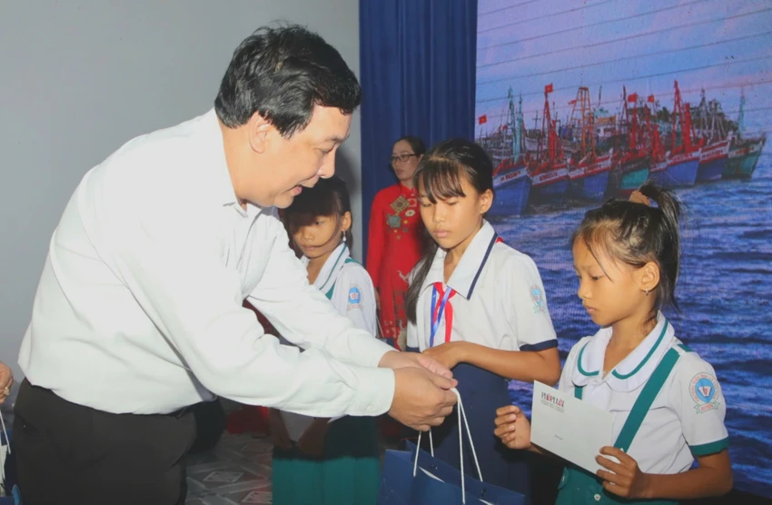 den-tren-bien-tinh-ca-mau.jpg
