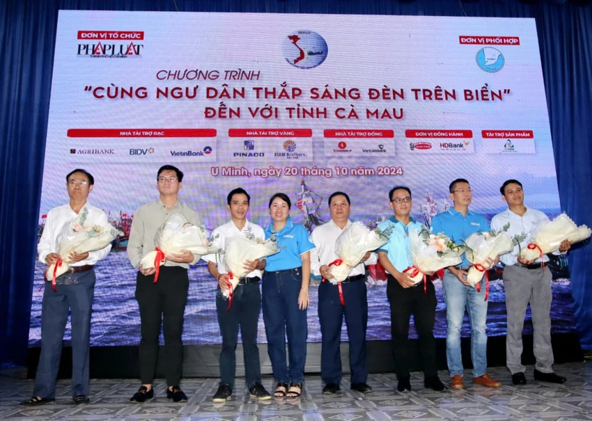 den-tren-bien-tinh-ca-mau-2.jpg