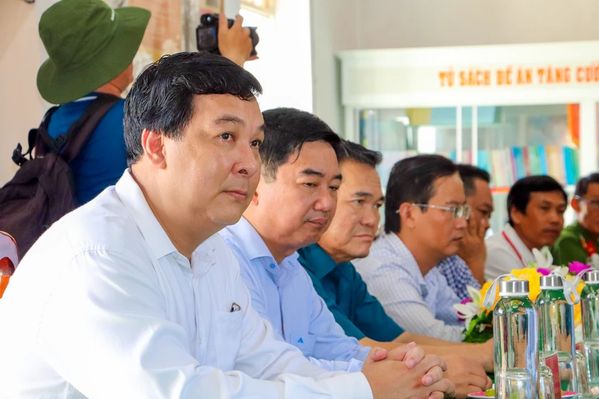 toan-canh-den-tren-bien-tinh-ca-mau-2.JPG
