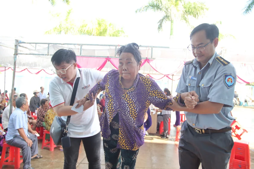 toan-canh-kham-benh-tinh-ca-mau-1.jpg