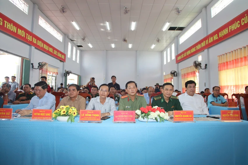 trao-qua-ngu-dan-dai-bieu-4.jpg