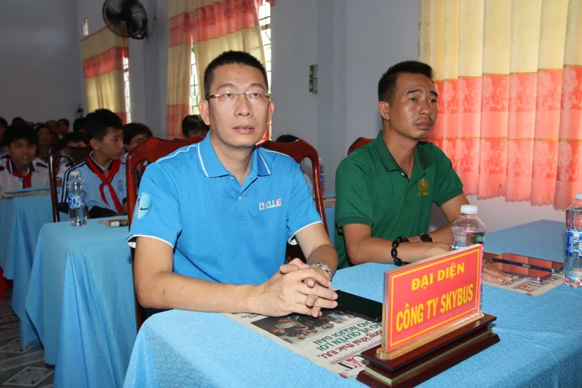 trao-qua-ngu-dan-doanh-nghiẹp-5.jpg