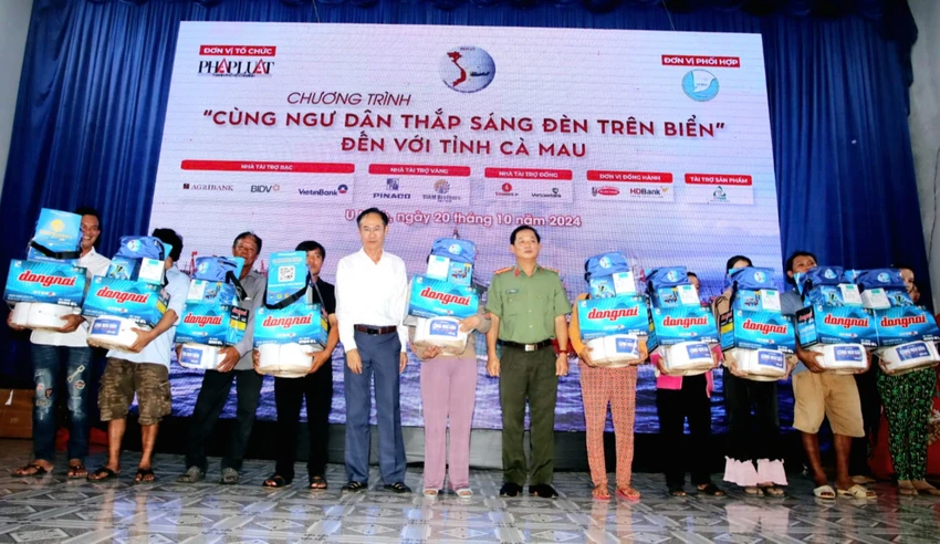 toan-canh-trao-qua-ca-mau-agribank.jpg