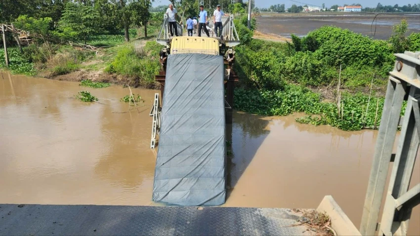 xe tải làm sập cầu ở an giang