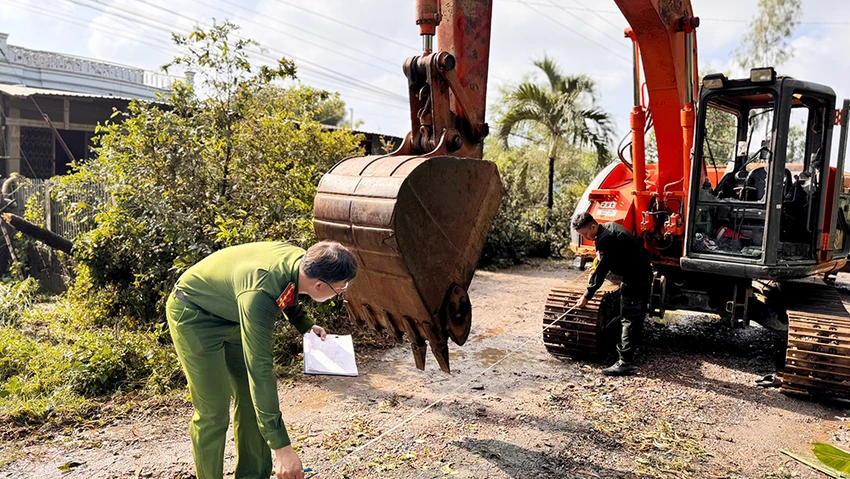 dùng bom xăng tấn ông