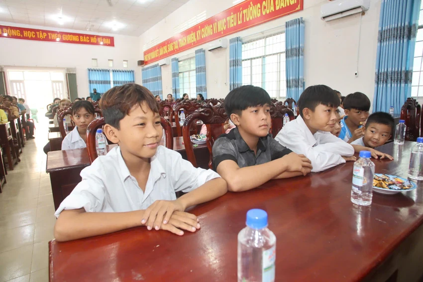 den-tren-bien-tra-vinh-4.jpg