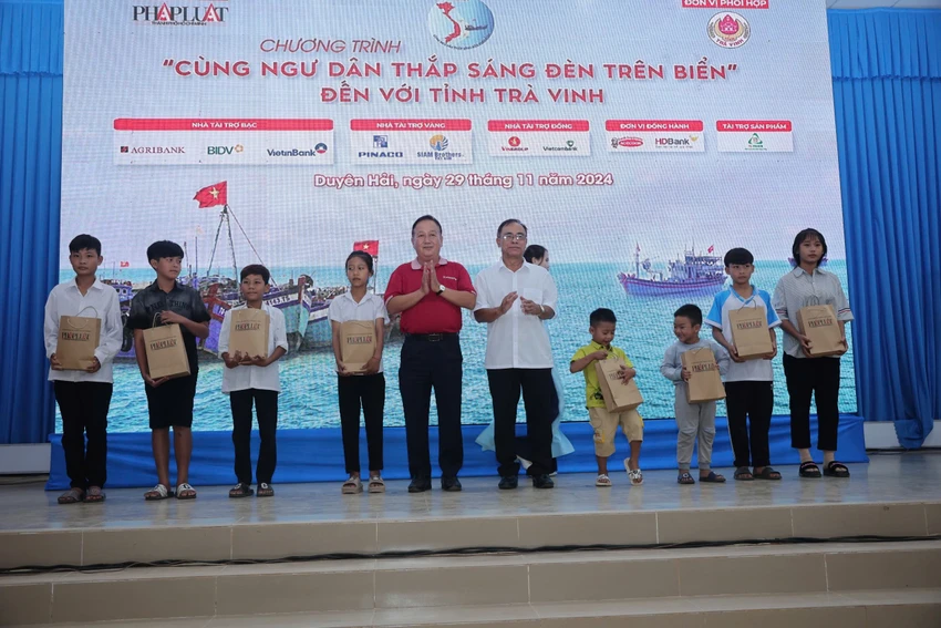 trao-qua-den-tren-bien-tra-vinh-agribank.jpg