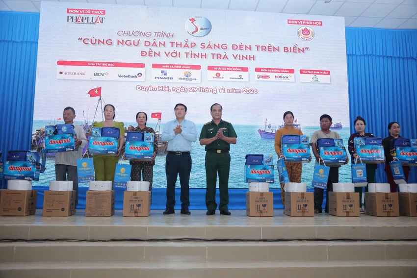 trao-qua-den-tren-bien-tra-vinh-bien-phong.jpg