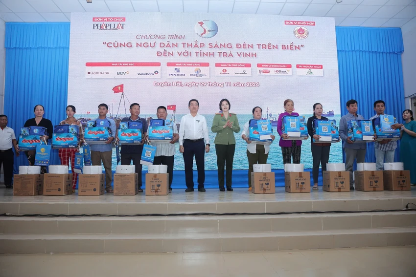 trao-qua-den-tren-bien-tra-vinh-cong-an.jpg