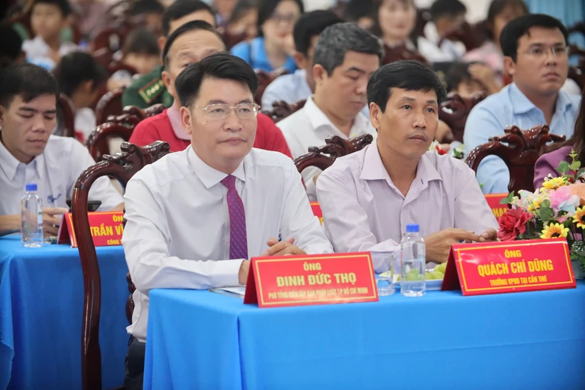 trao-qua-den-tren-bien-tra-vinh-dai-bieu-bao.jpg