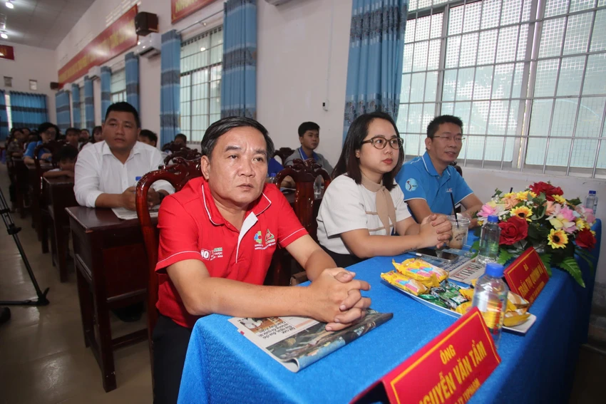 trao-qua-den-tren-bien-tra-vinh-dai-bieu-tai-tro.jpg