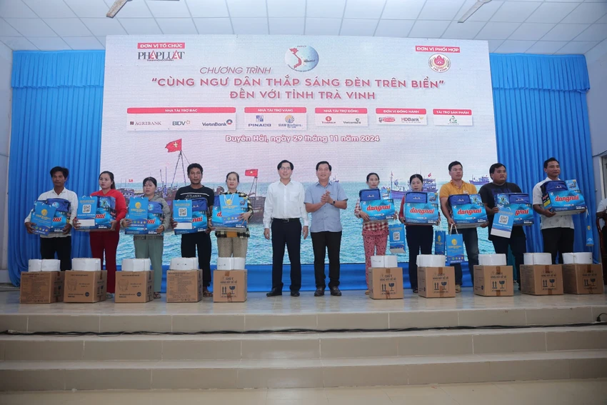 trao-qua-den-tren-bien-tra-vinh-Giang-Sum.jpg