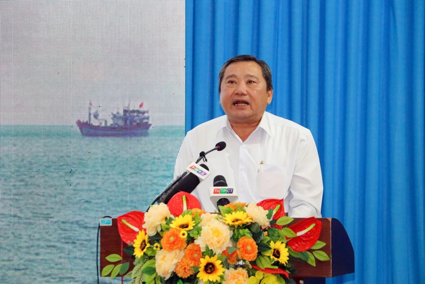 trao-qua-den-tren-bien-tra-vinh-Hoang.jpg