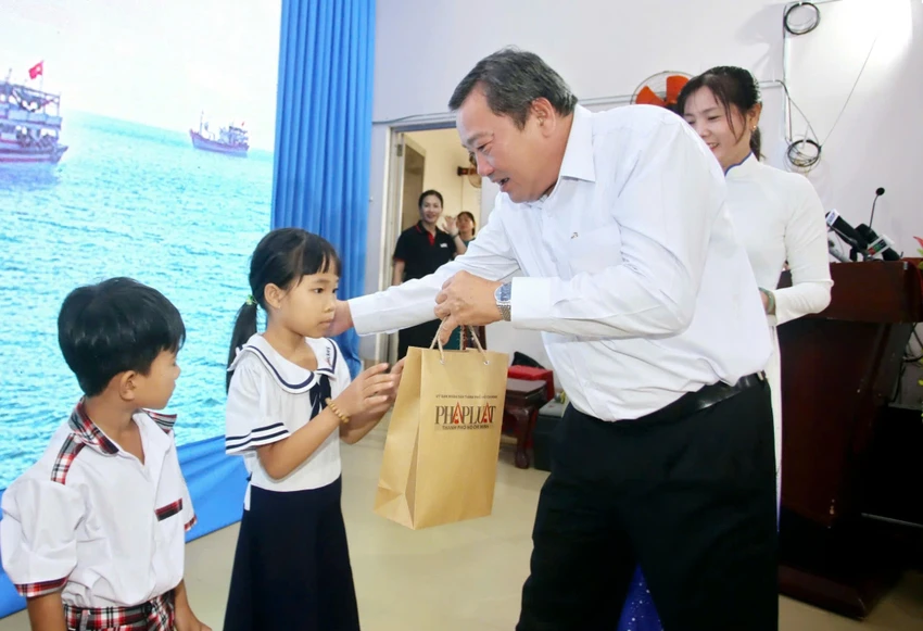 trao-qua-den-tren-bien-tra-vinh-Hoang-hoc-bong.jpg