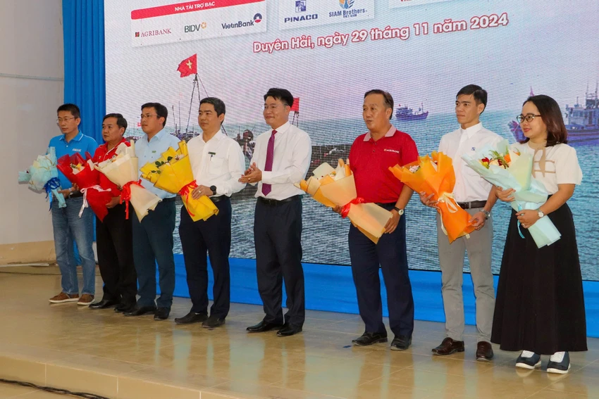 trao-qua-den-tren-bien-tra-vinh-nha-tai-tro.jpg