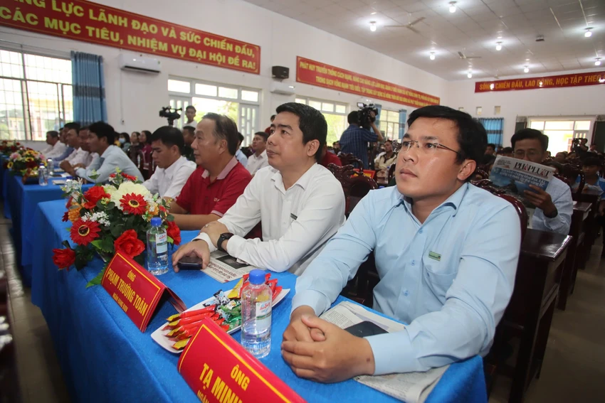 trao-qua-den-tren-bien-tra-vinh-nha-tai-tro-dai-bieu.jpg