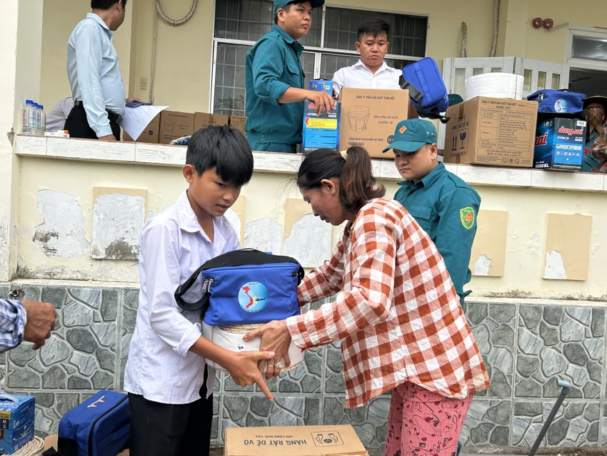 trao-qua-den-tren-bien-tra-vinh-nhan-qua-3.JPG