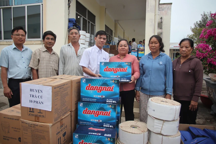 trao-qua-den-tren-bien-tra-vinh-Pinaco.jpg