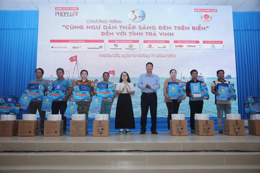 trao-qua-den-tren-bien-tra-vinh-siam-qua.jpg