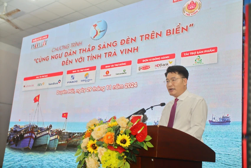 trao-qua-den-tren-bien-tra-vinh-tho-phat-bieu.jpg