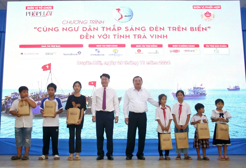 trao-qua-den-tren-bien-tra-vinh-thumb.jpg