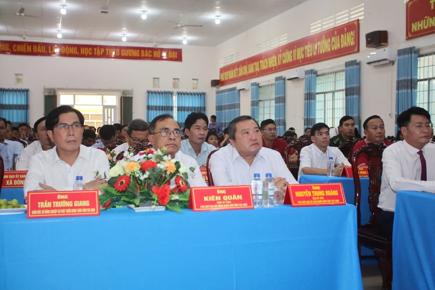 trao-qua-den-tren-bien-tra-vinh-tinh.jpg