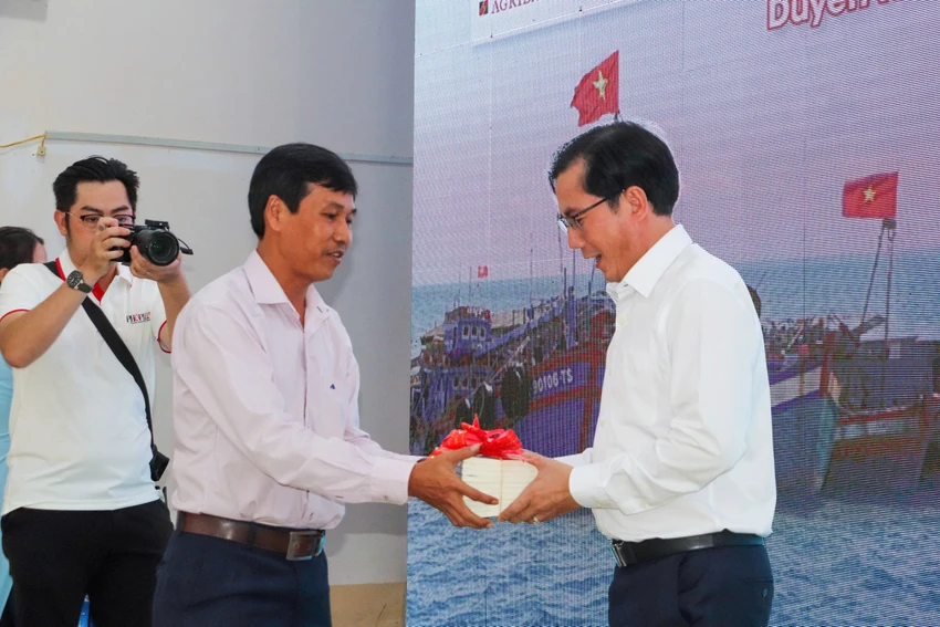 trao-qua-den-tren-bien-tra-vinh-trao-sạch.jpg