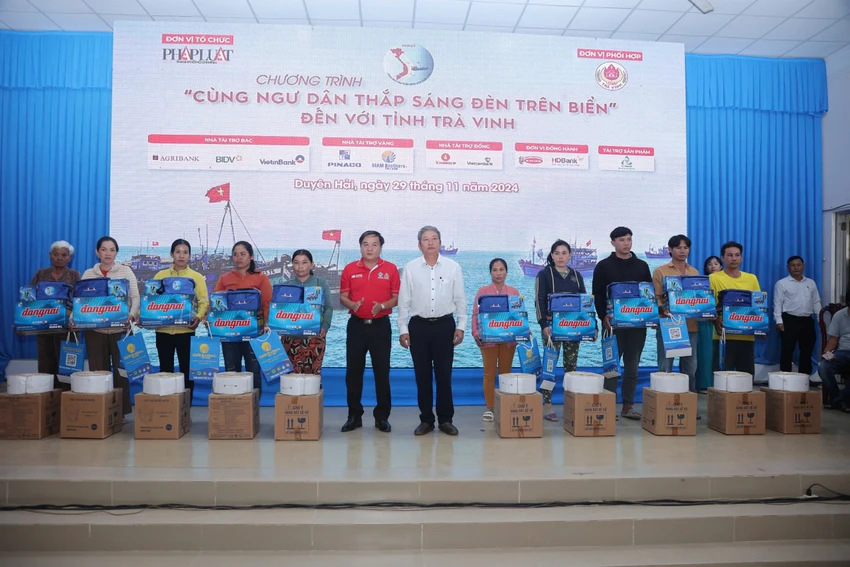 trao-qua-den-tren-bien-tra-vinh-TVpharm.jpg