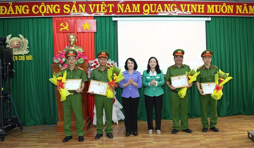 khen-thuong-cuop-ta-san-an-giang-1.jpg