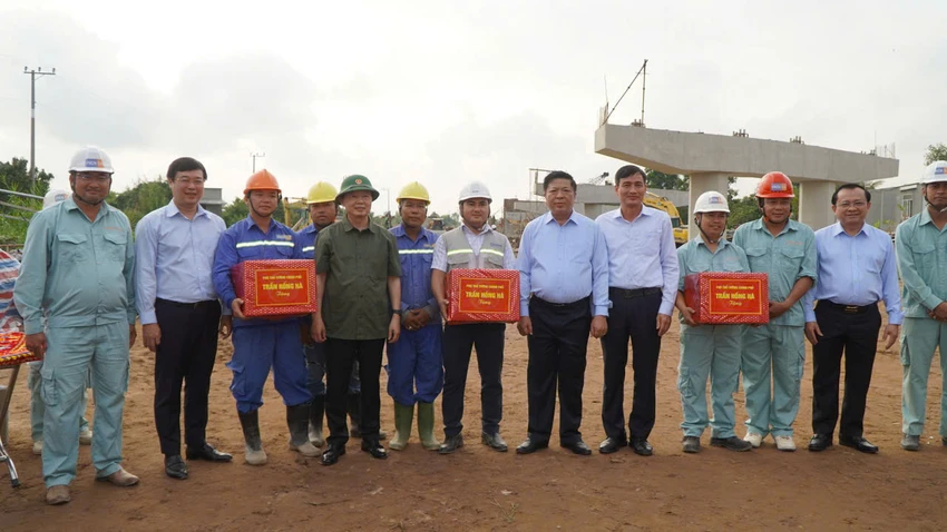 Phó Thủ tướng Trần Hồng Hà đã kiểm tra thực tế tiến độ thi công tuyến cao tốc An Hữu - Cao Lãnh