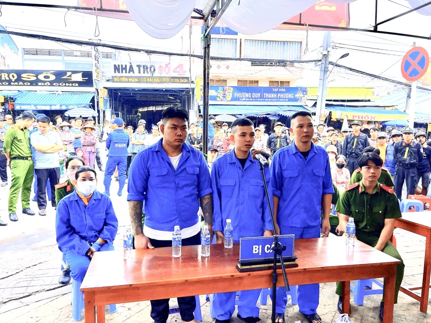 nhóm người dàn cảnh cưỡng đoạt tiền du khách ở Miếu Bà Chúa Xứ