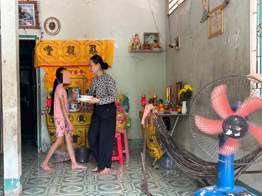 Bà Nguyễn Thị Hiền (mẹ nạn nhân) đang chăm sóc người con gái bị bệnh sau biến cố lớn của gia đình tai nạn giao thông