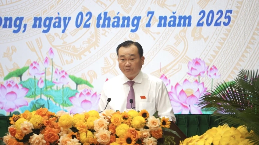 uy-vien-ubnd-tinh-vinh-long-dung.jpg