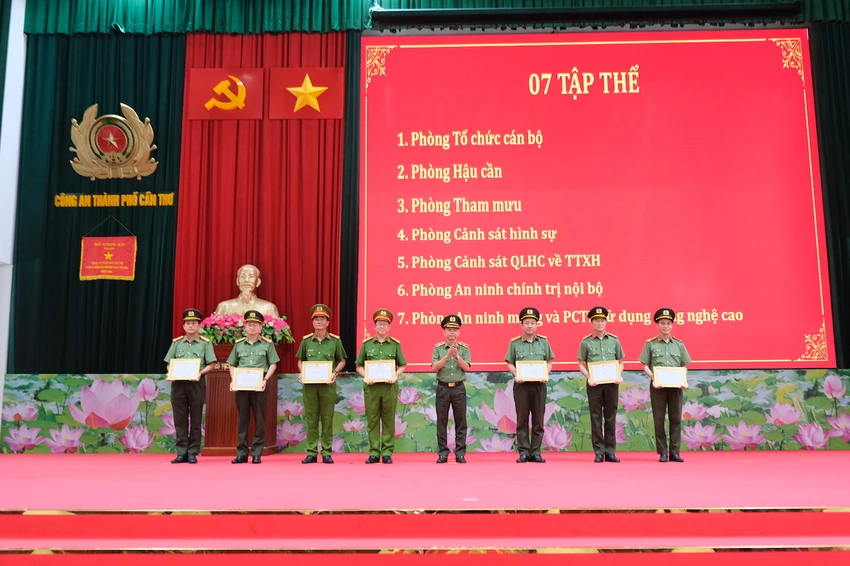 khen-thuong-cong-an-tp-can-tho.JPG