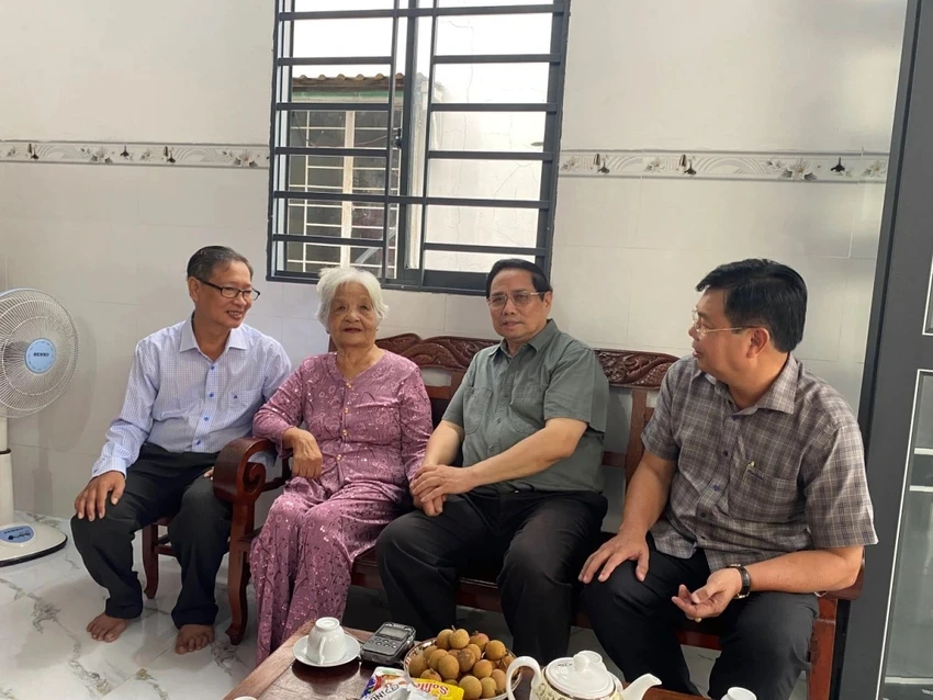 Thủ tướng Phạm Minh Chính thăm, tặng quà gia đình bà Nguyễn Thị Có