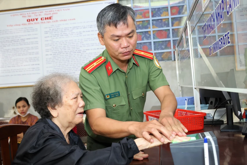 dinh-danh-dien-tu-nguoi-nuoc-ngoai-1.JPG