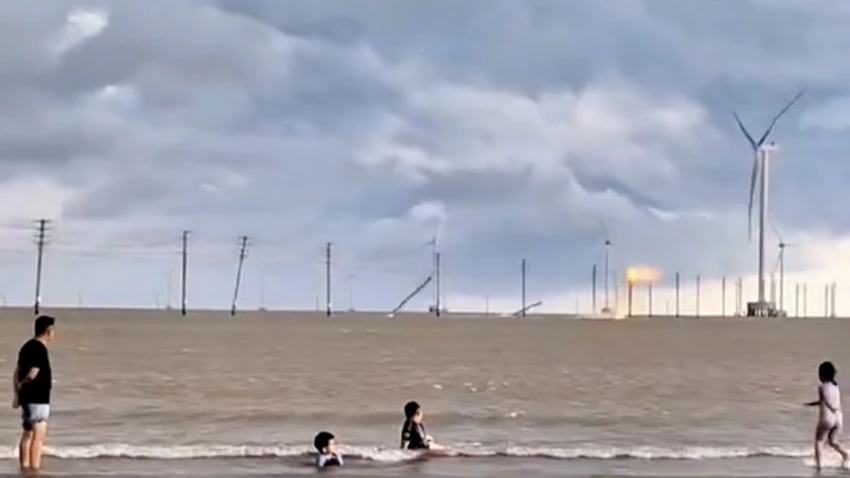 trụ điện ngã trên biển,điện gió thanh hải 1