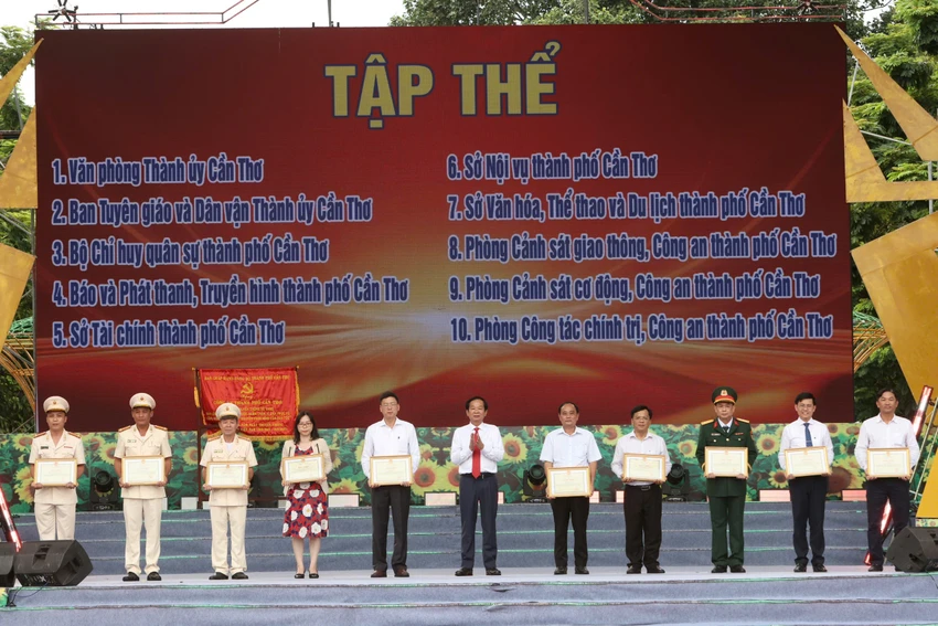 cong-an-tp-can-tho-ky-niem-khen-thuong.jpg
