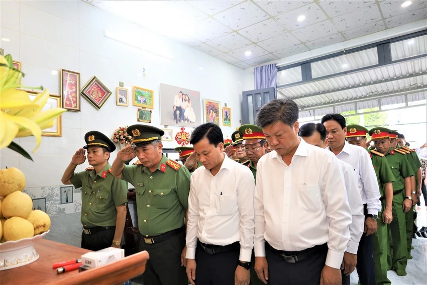 to-quoc-ghi-cong-liet-si-can-tho-1.JPG