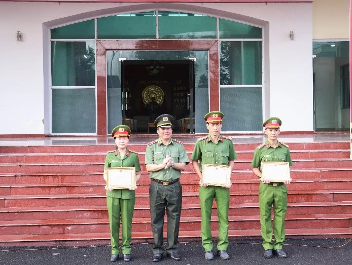 Thiếu tướng Nguyễn Thanh Hải, Giám đốc Công an tỉnh Vĩnh Long trao khen thưởng cho 3 cá nhân có thành tích xuất sắc